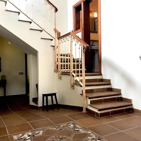 Rural House, Quiet Environment. Pool. Jacuzzi. Free Wifi 度假居 *