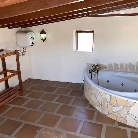 Rural House, Quiet Environment. Pool. Jacuzzi. Free Wifi 度假居 维拉弗洛尔