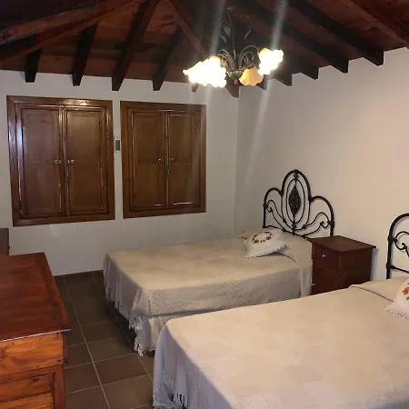 Rural House, Quiet Environment. Pool. Jacuzzi. Free Wifi 度假居 *